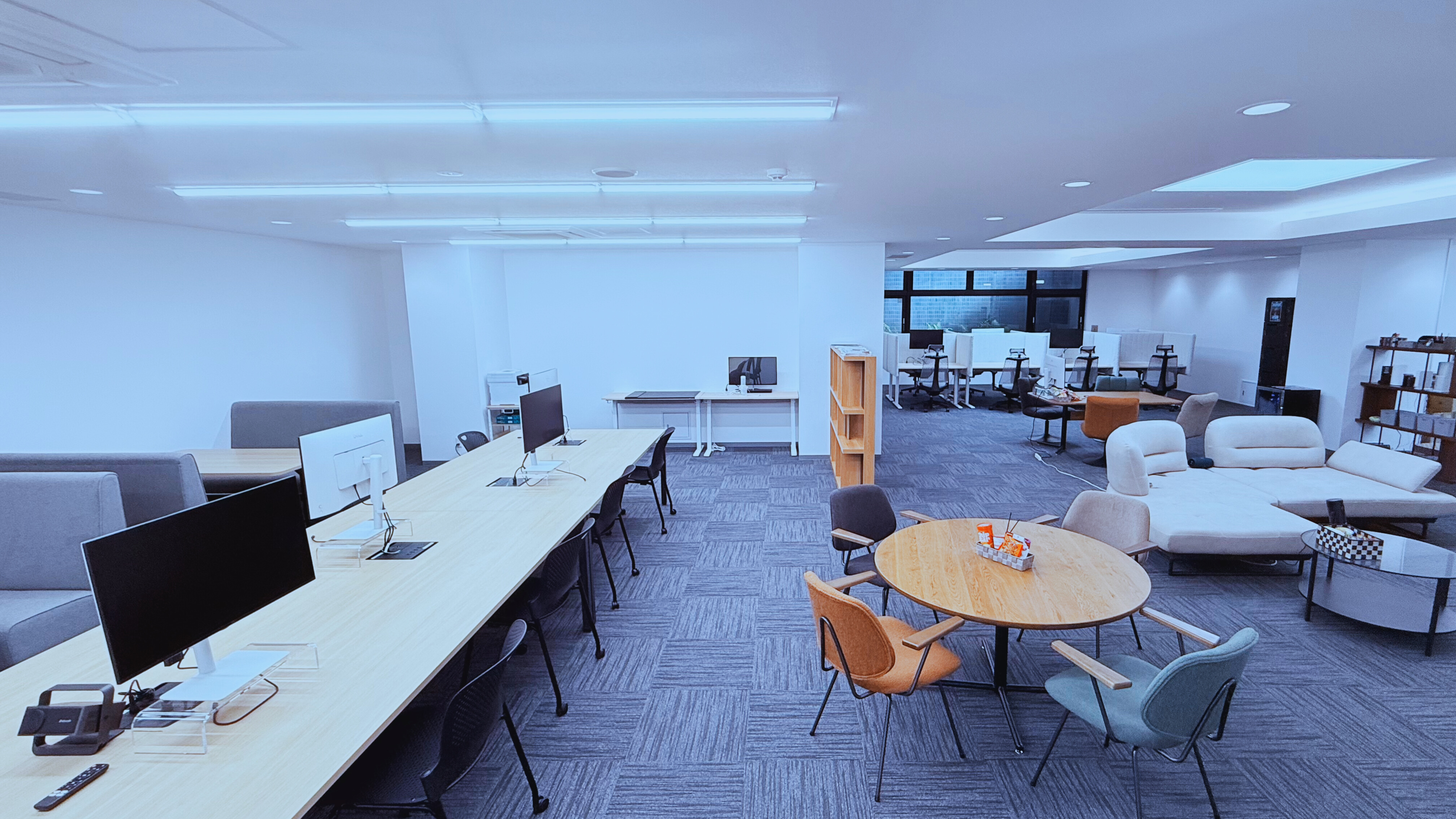 プラチナ会計士Villageのワークスペース（窓際席）